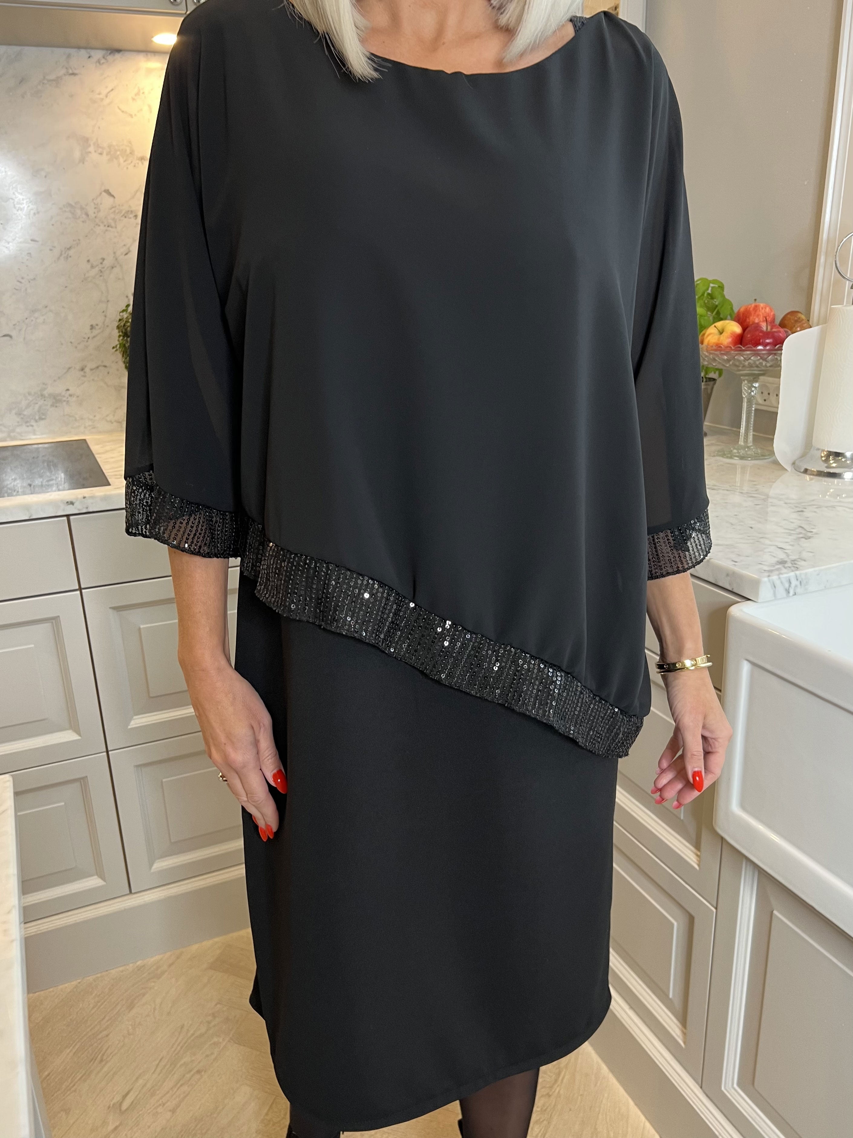 Amna - Elegant kjole med pailletkant